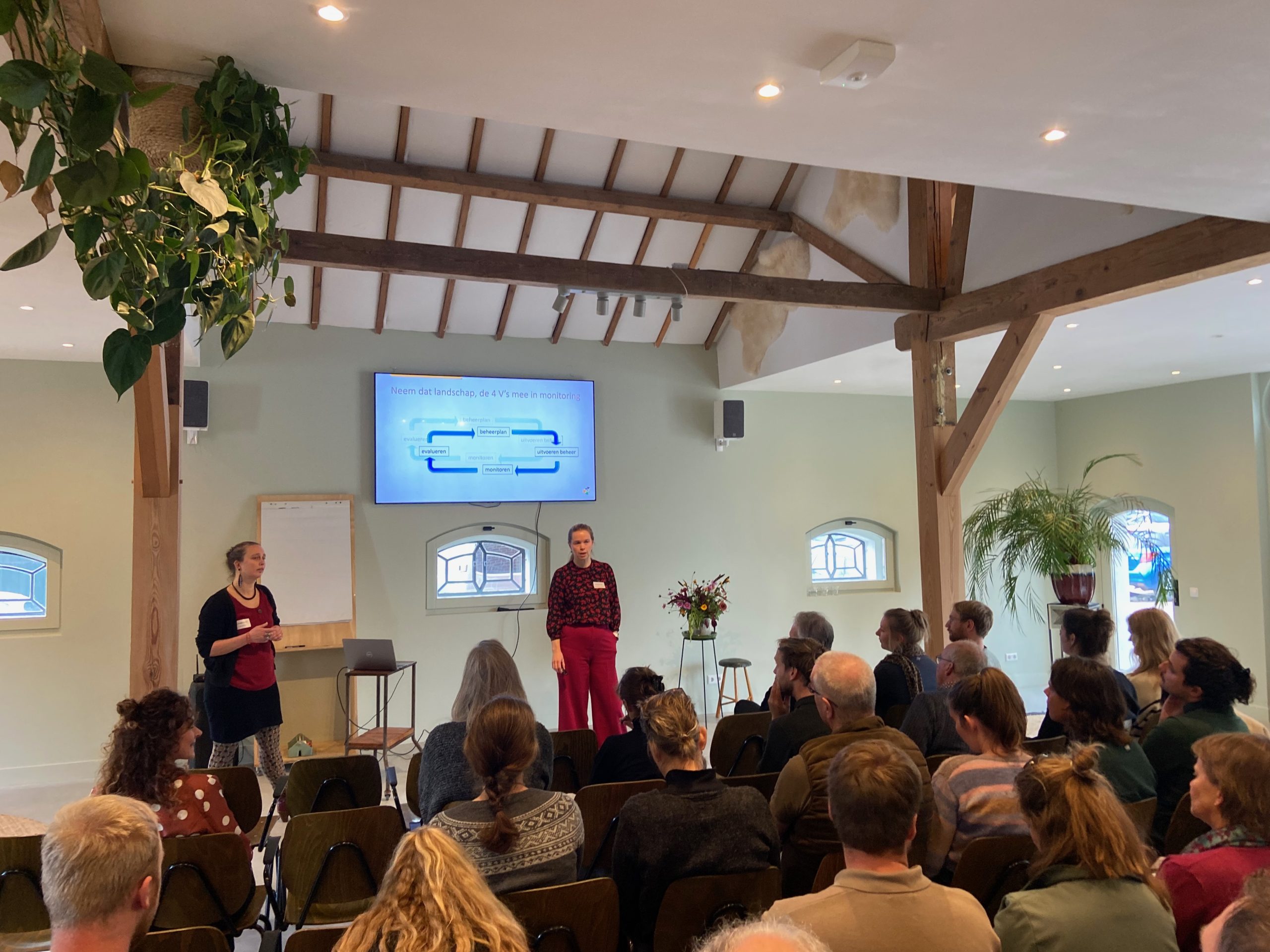 Lieneke Bakker en Willemijn Smal beantwoorden vragen uit de zaal op de Monitoringsdag. Foto: Pieter Verbeek.