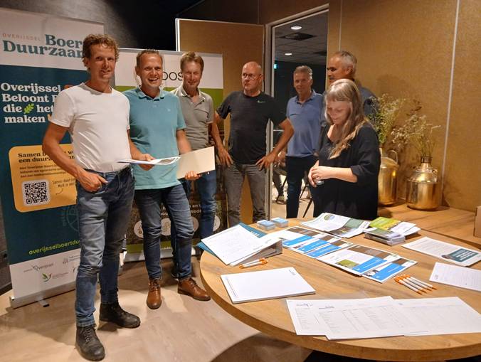 Links een aantal deelnemers op de eerste startbijeenkomst is Hoge Hexel op 27 augustus. Helemaal rechts: Gerrit Nieuwenhuis en Stefanie Bos van Collectief Midden Overijssel. Foto: BoerenNatuur Noordwest Overijssel.
